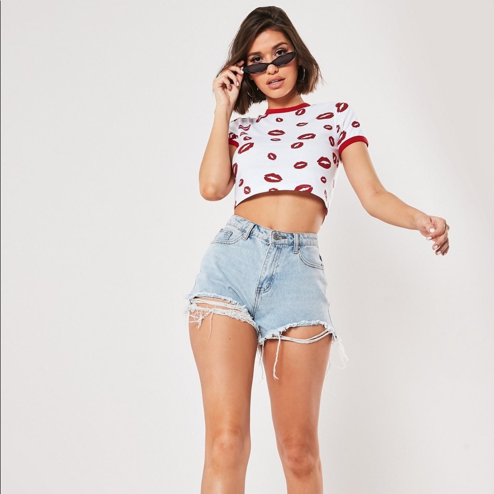 WHITE KISS PRINT TOP